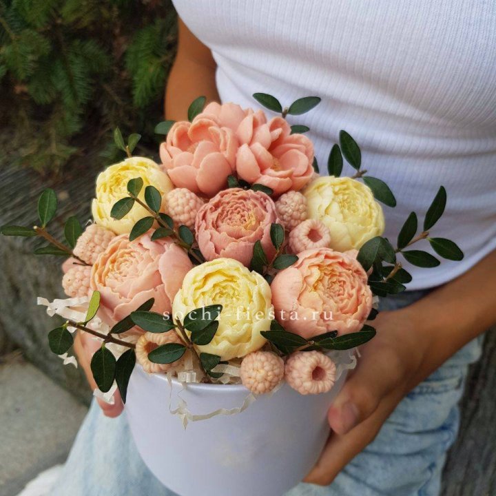 Шоколадный букет с ягодами в Иркутске