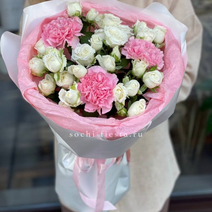 Букет розы с диантусами "Блэш" в Иркутске