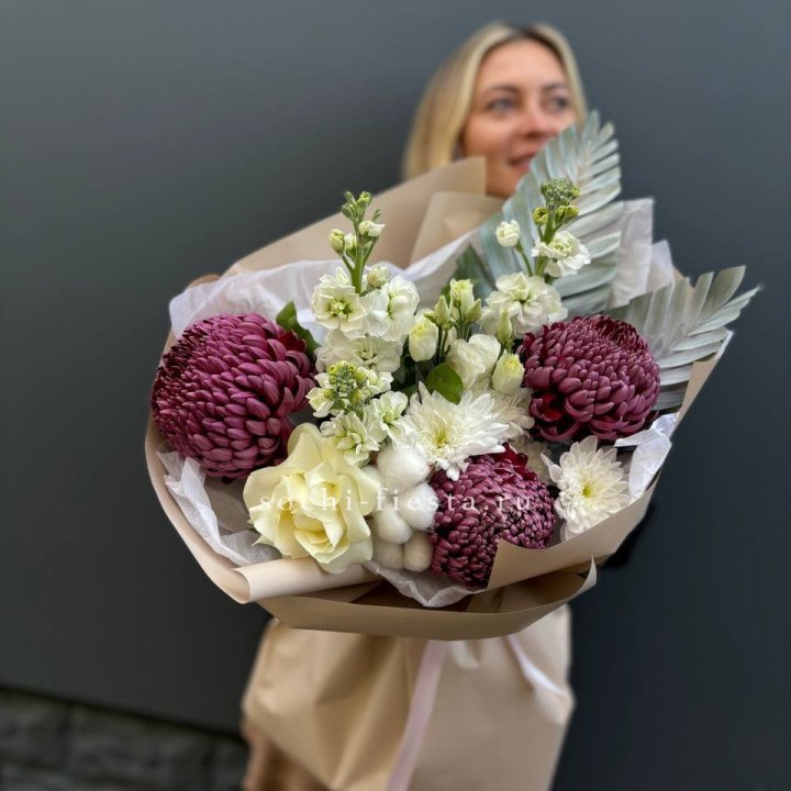 Хризантемы с маттиолой розами эустомой Чика в Иркутске