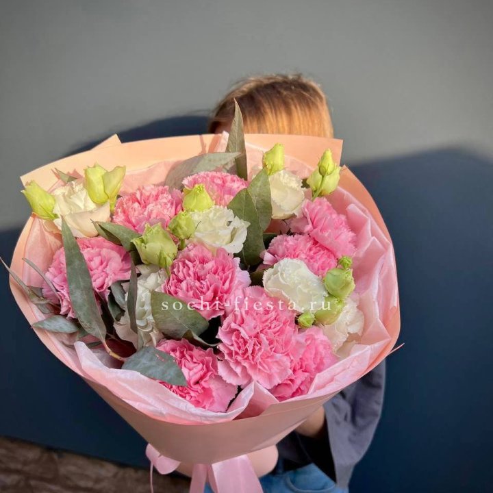 Букет гвоздик и  эустом "Сири" в Иркутске