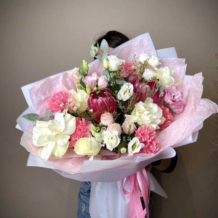 Букет с протеей, розами "Элеонора" в Иркутске