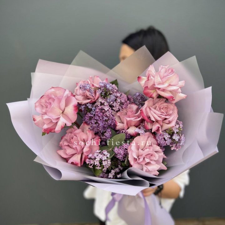 Букет из розовых роз и сирени в Иркутске