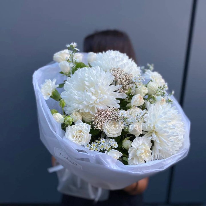 Букет хризантем и роз вайт шотс в Иркутске