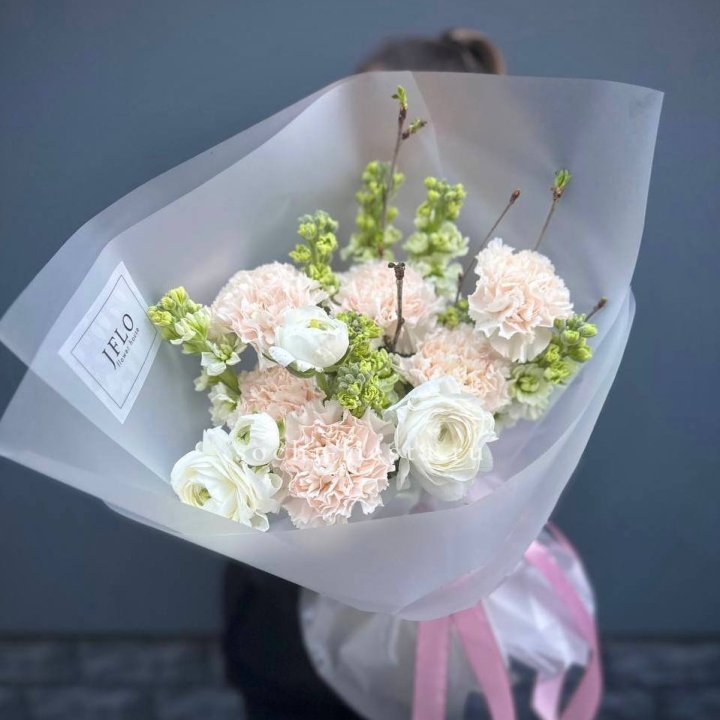 Букет маттиолы и ранункулюсов  в Иркутске