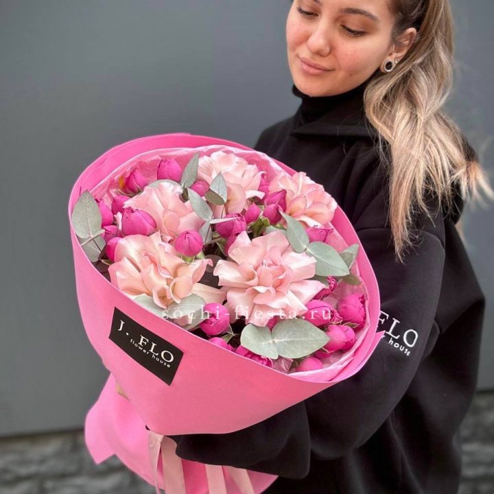 Букет французских и пионовидных роз "Ламиносо" в Иркутске