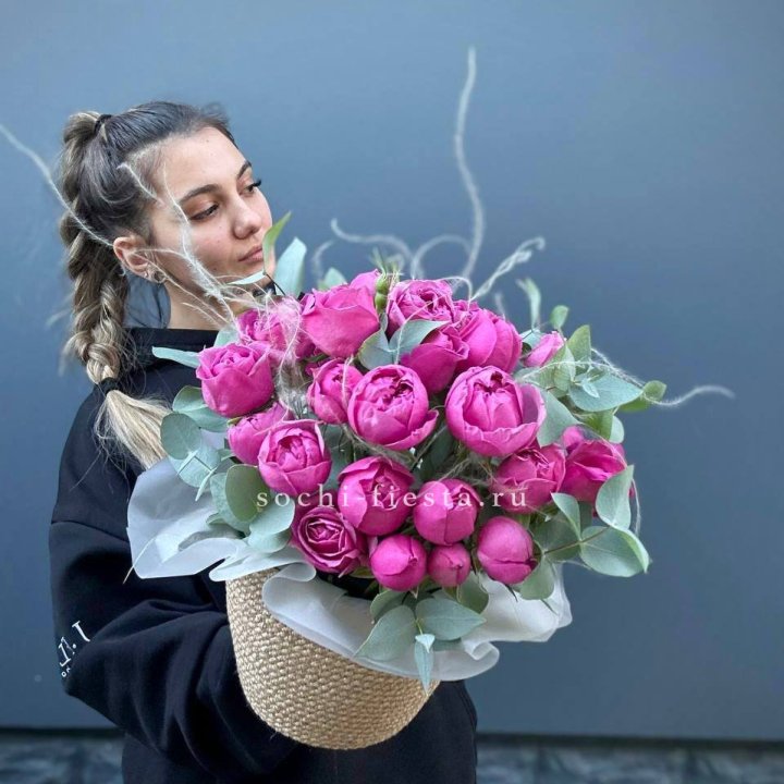 Пионовидные розы  в джутовом кашпо  в Иркутске