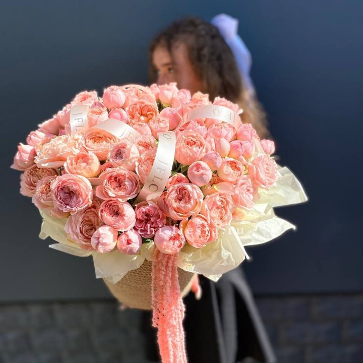 Кустовые розы Джульетта в джутовом кашпо в Иркутске