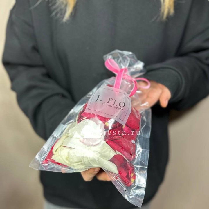 Лепестки роз в Иркутске