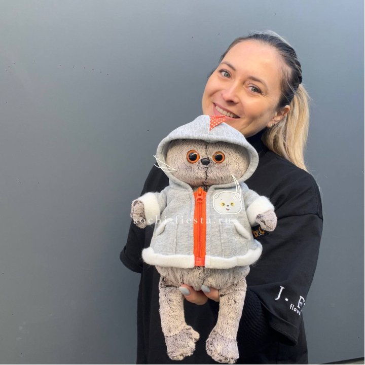 Кот Басик в толстовке в Иркутске