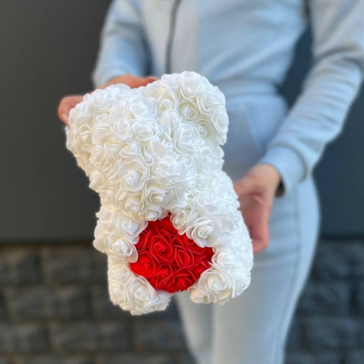 Медведь с красным седцем в Иркутске