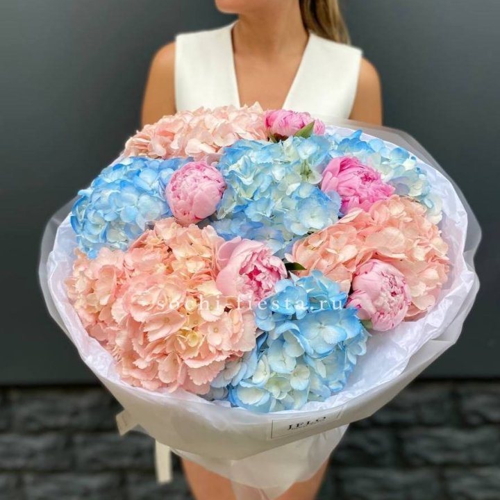 Дуобукет гортензии с пионами  в Иркутске