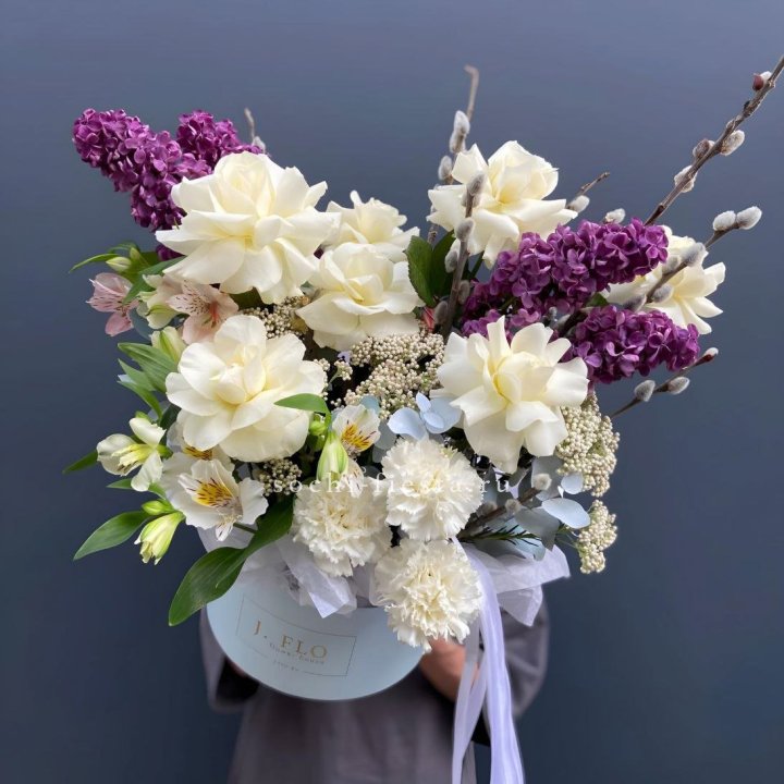 Цветочный бокс Французских роз и Сирени в Иркутске