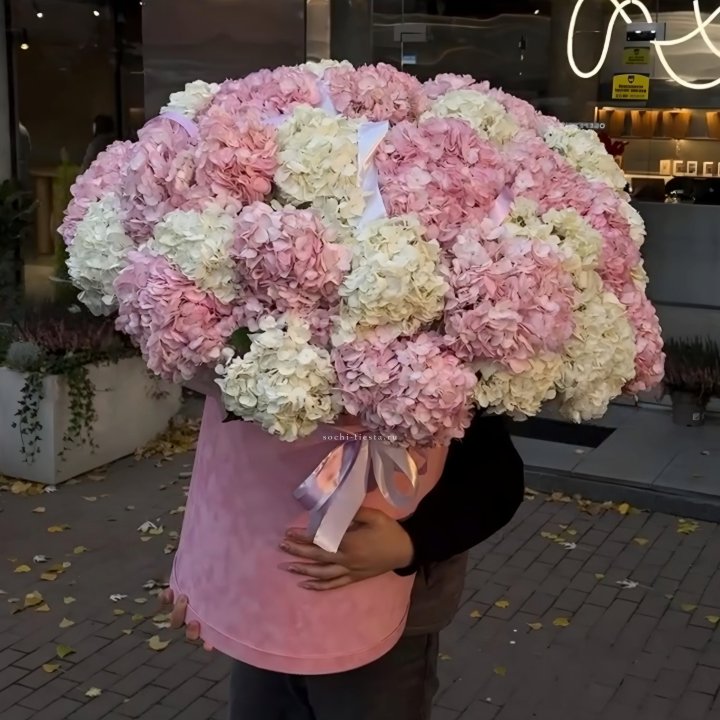 Дизайнерский цилиндр с гортензиями  в Иркутске