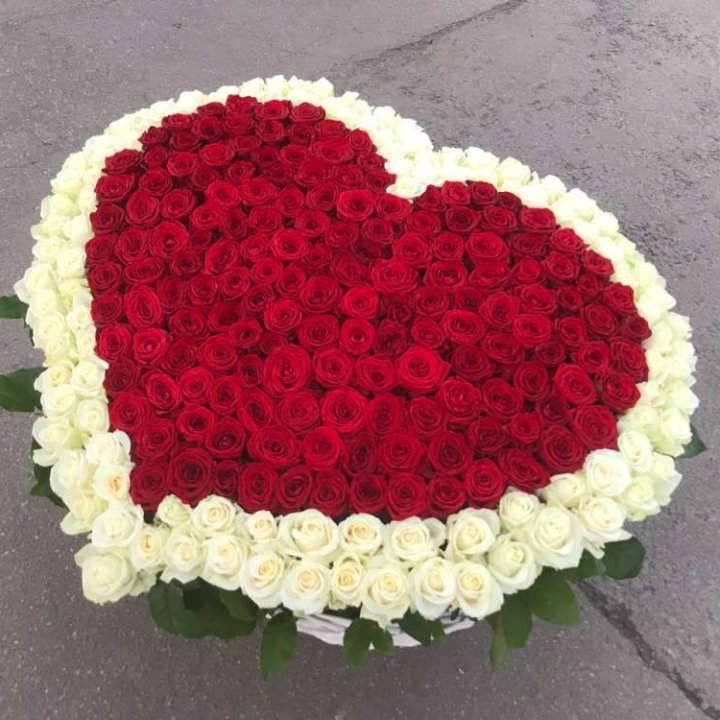 333 розы в корзине в Иркутске