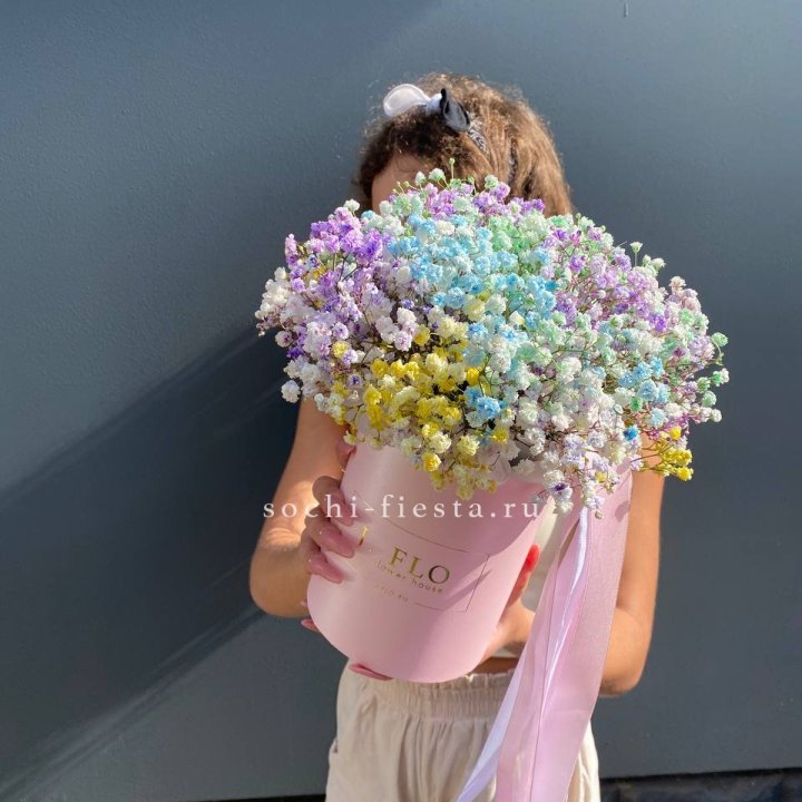 Радужные гипсофилы в шляпной коробке в Иркутске