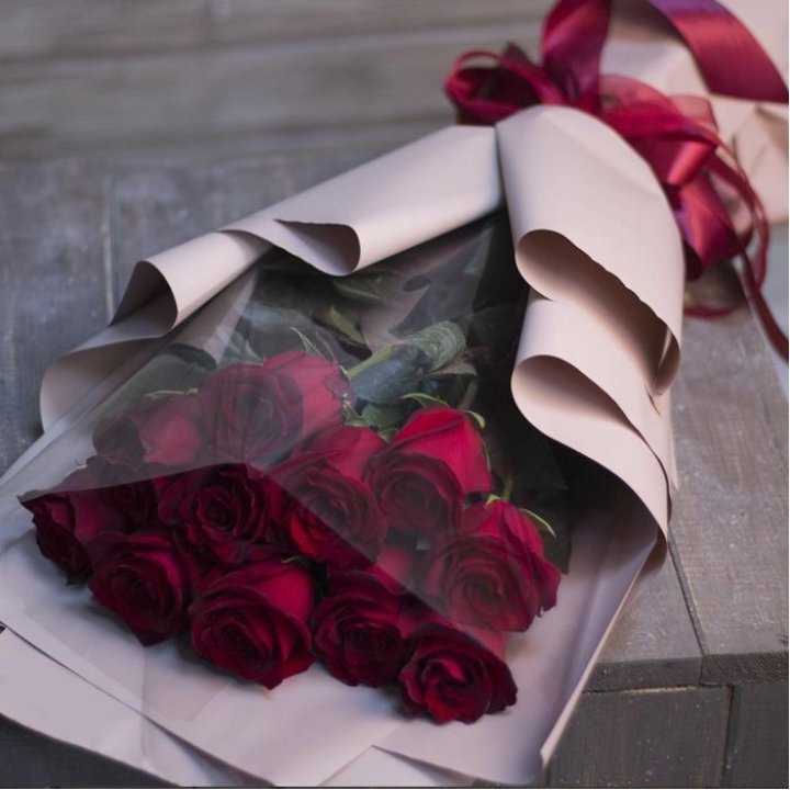 11 голландских роз в оформлении в Иркутске