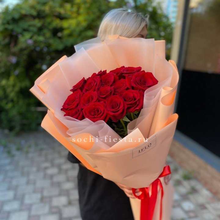 15 голландских роз в оформлении в Иркутске