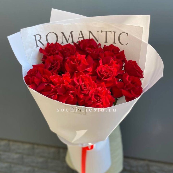 19 высоких роз в оформлении в Иркутске