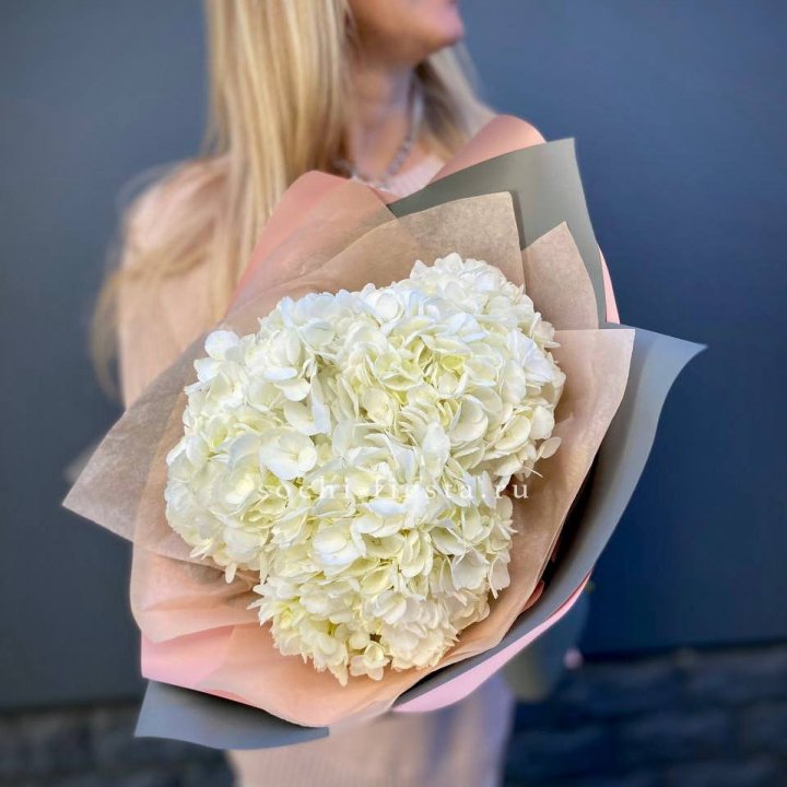 Букет из трёх белых гортензий в Иркутске