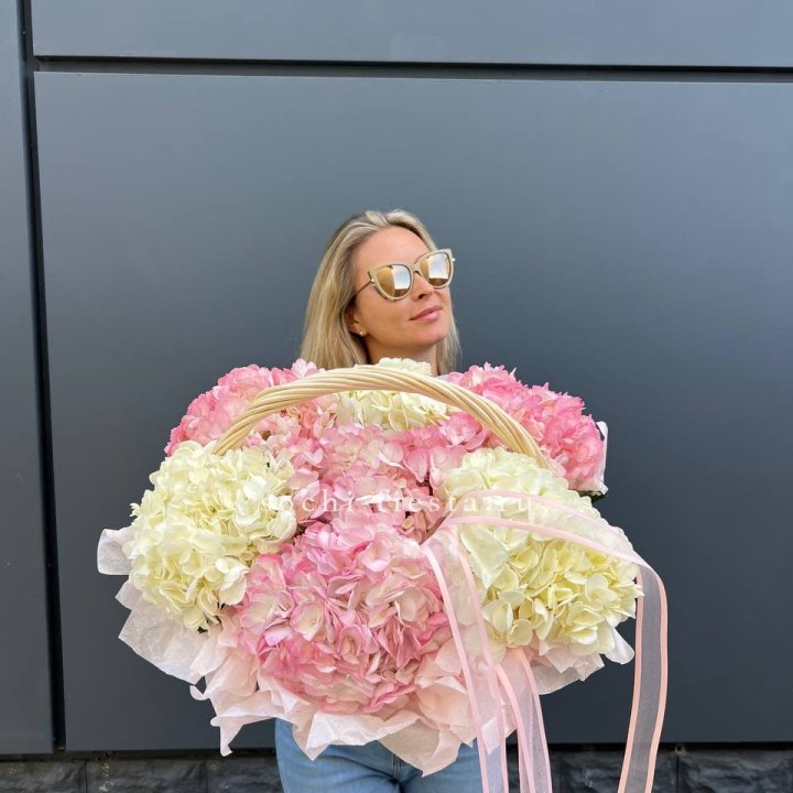 7 гортензий в корзине в Иркутске