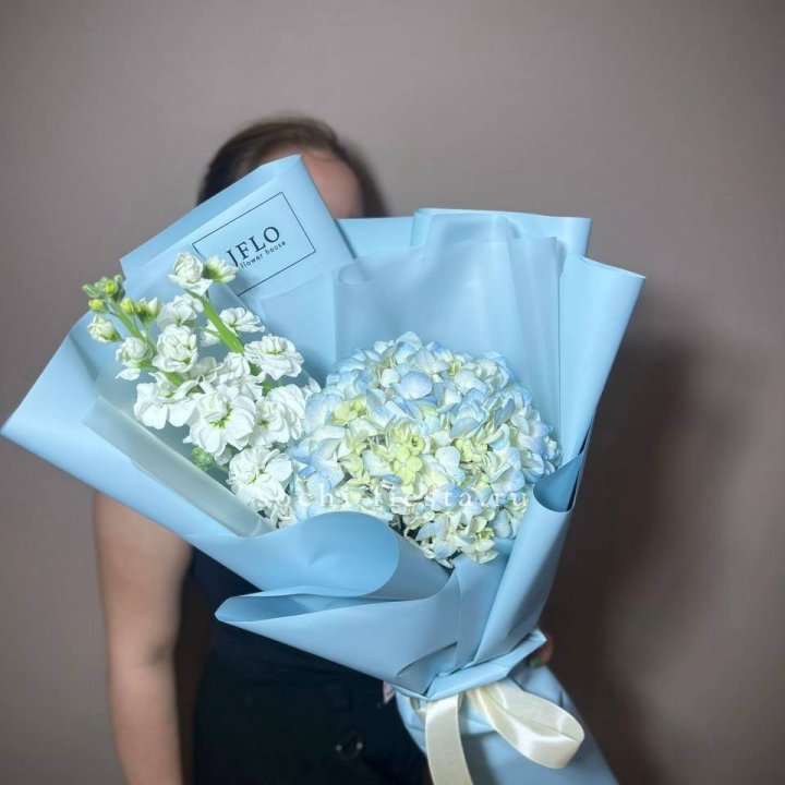 Гортензия голубая с маттиолой в Иркутске