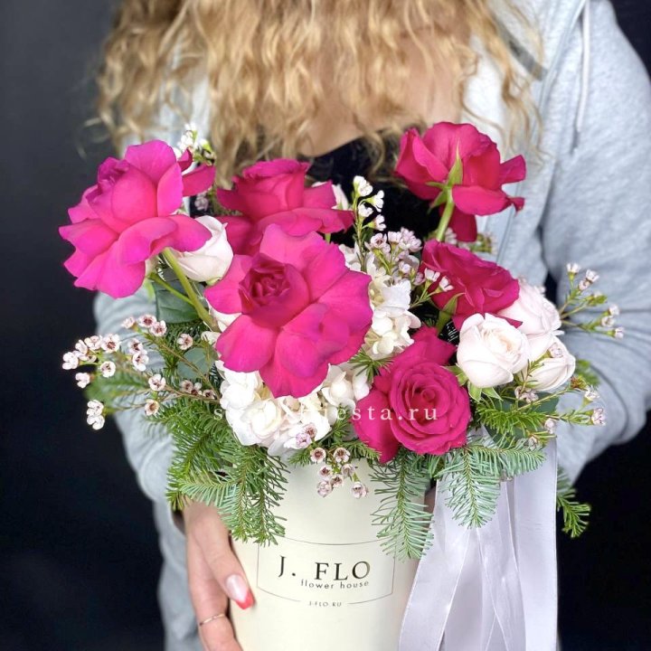 Новогодняя композиция в коробке пинк розе в Иркутске