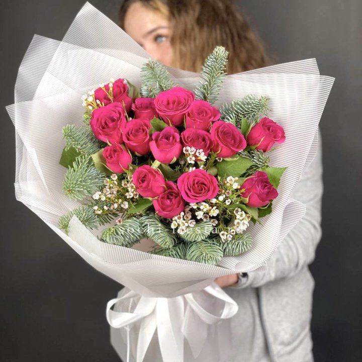 Новогодний букет Елки и Розы в Иркутске