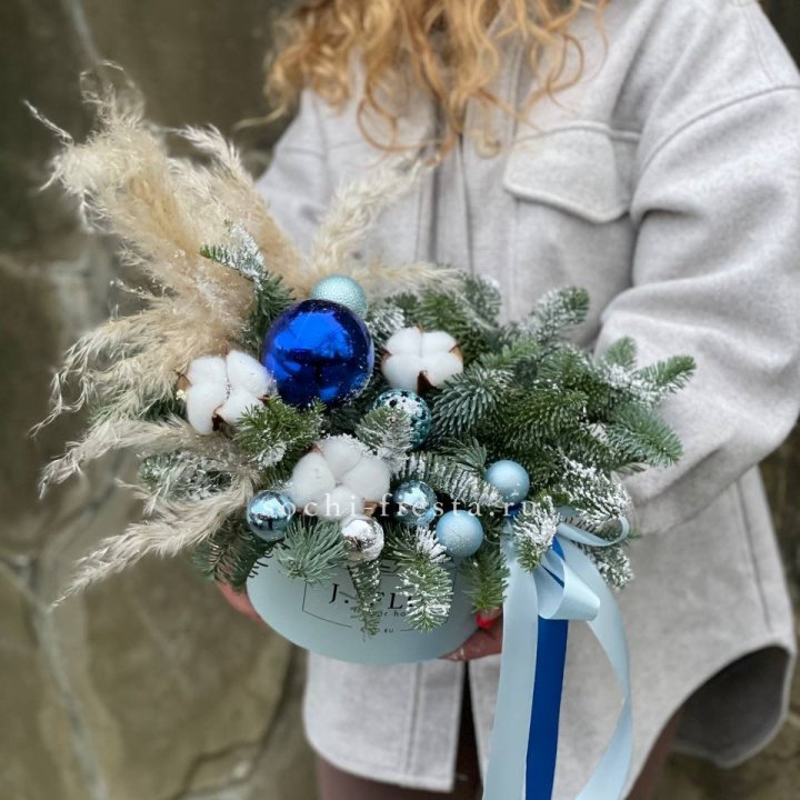 Новогодняя композиция в коробке блю в Иркутске
