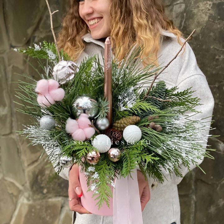 Новогодняя композиция в коробке пинк в Иркутске