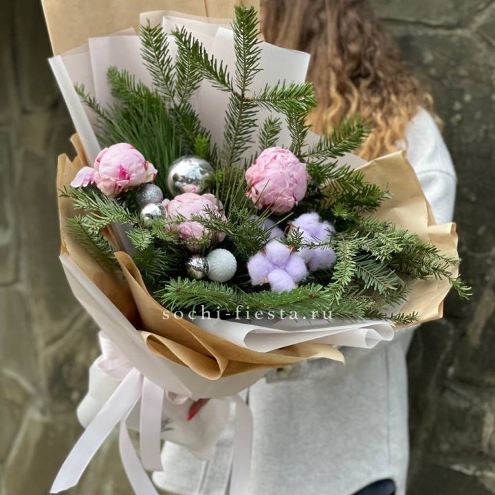 Новогодний букет с пионами  в Иркутске