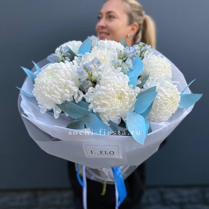 Букет хризантем Бигуди и дельфиниума  в Иркутске
