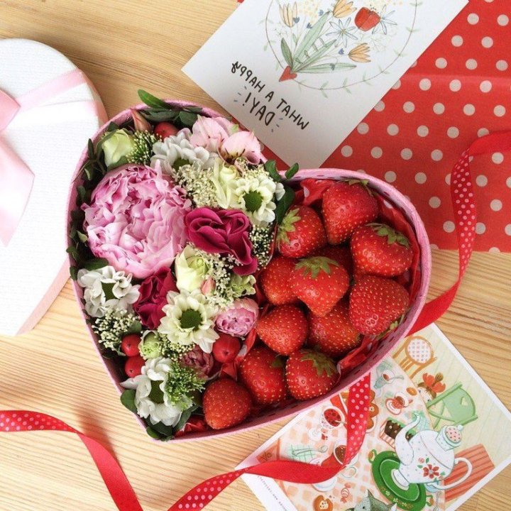 Бокс с клубникой и цветами в Иркутске