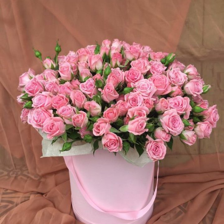 Кустовые розы в коробке в Иркутске