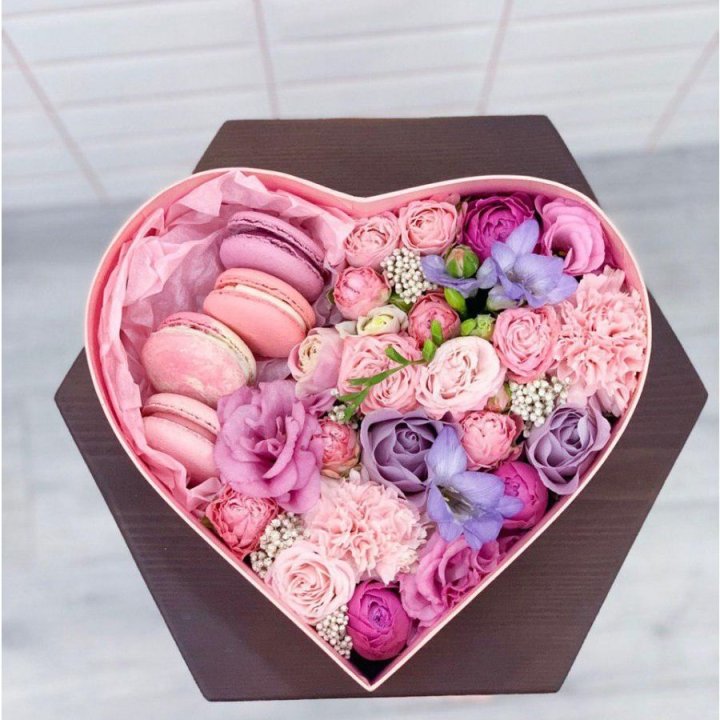 Бокс-сердце с макаронс  в Иркутске