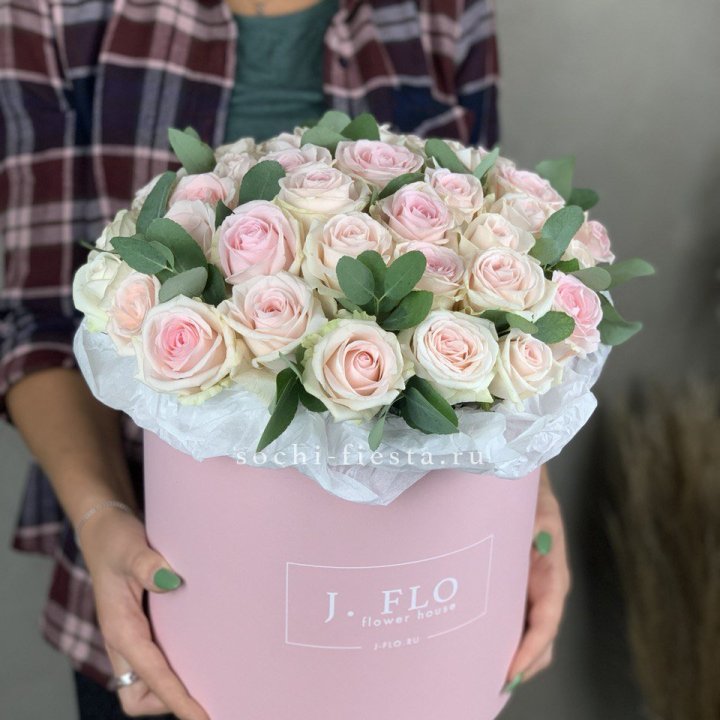 35 розовых роз в цилиндре в Иркутске