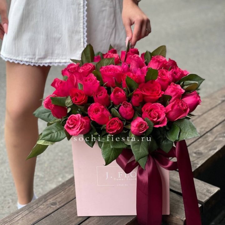 55 алых роз в кубе в Иркутске