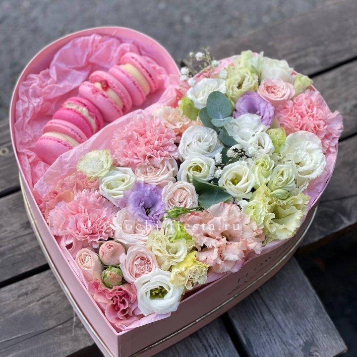 Бокс-сердце с макарон "Пинк" в Иркутске