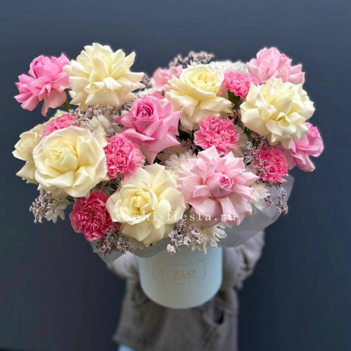 Коробка французских роз и диантусов "Бони" в Иркутске