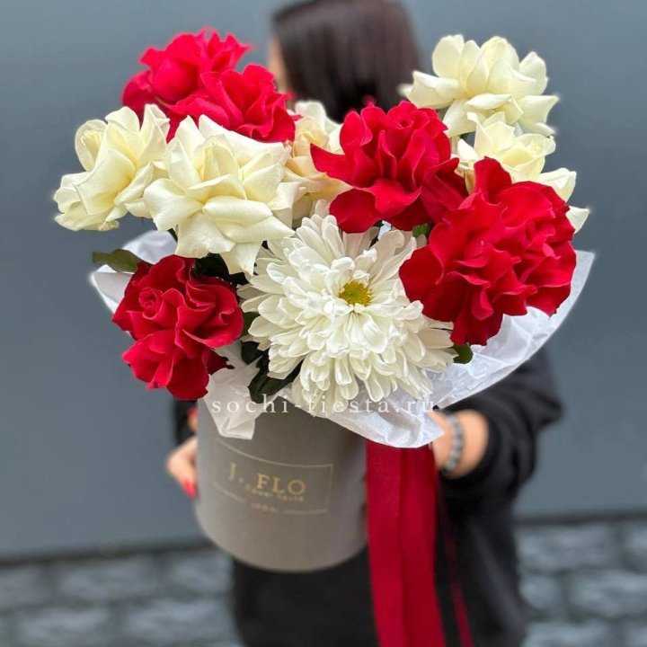 Французские розы с хризантемой в боксе в Иркутске