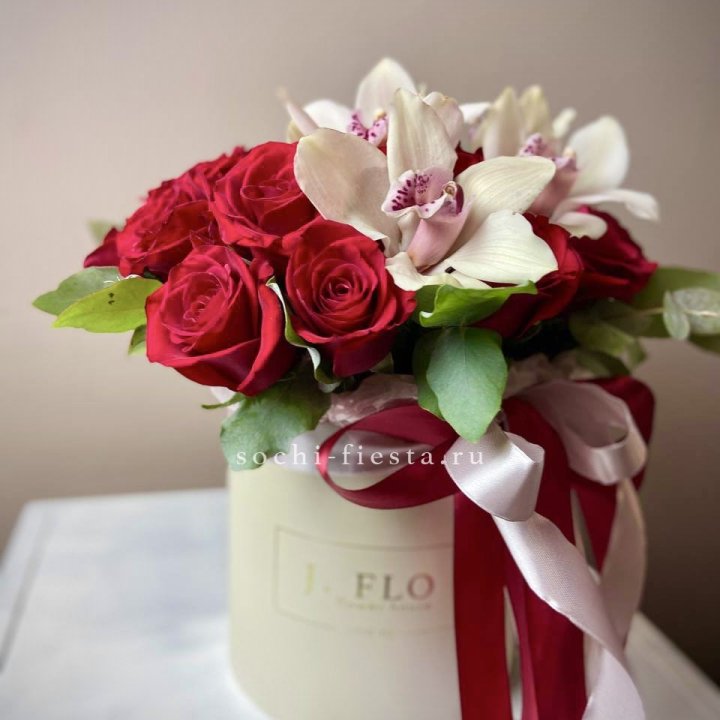 Розы и орхидеи в боксе в Иркутске