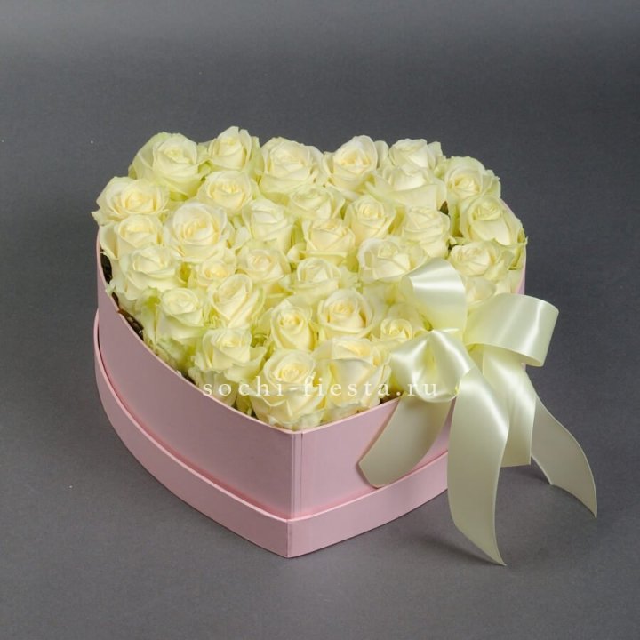 35 белых роз в коробке "Сердце" в Иркутске