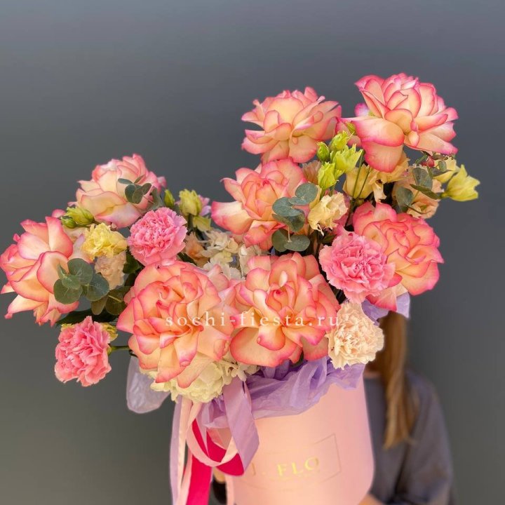 Бокс нежный с розами в Иркутске