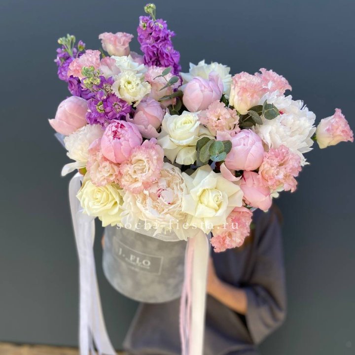 Дизайнерский цилиндр с пионами "Ривьера" в Иркутске