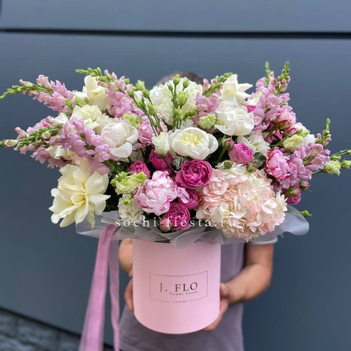 Дизайнерский цилиндр с пионами "Саманта" в Иркутске