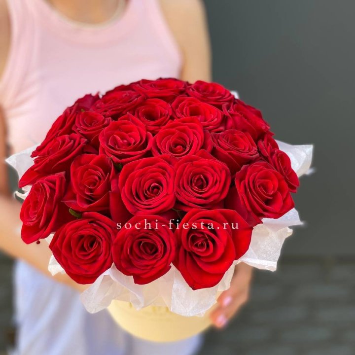 Красные розы в цилиндре в Иркутске