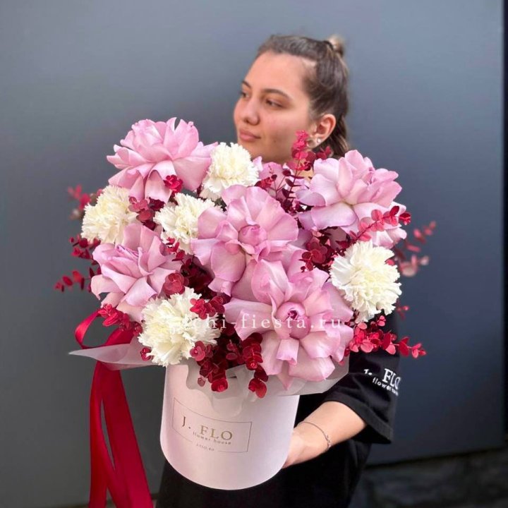 Бокс с французскими розами "Вела вита" в Иркутске