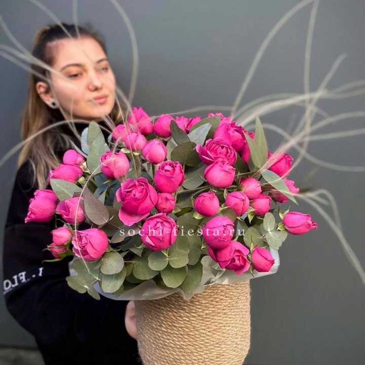 Пионовидные розы Мисти Бабблс в джутовом кашпо в Иркутске