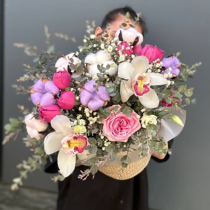 Орхидея и розы в джутовом кашпо в Иркутске