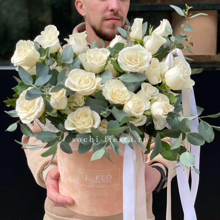 41 белая роз в бархатном боксе в Иркутске