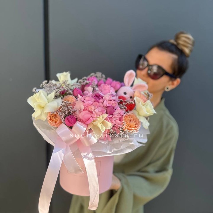 Дизайнерский цилиндр с игрушкой "Лола" в Иркутске